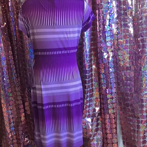 Short sleeved v neck dress with side ruffle in size med by NEW YORK & CO - Picture 10 of 14